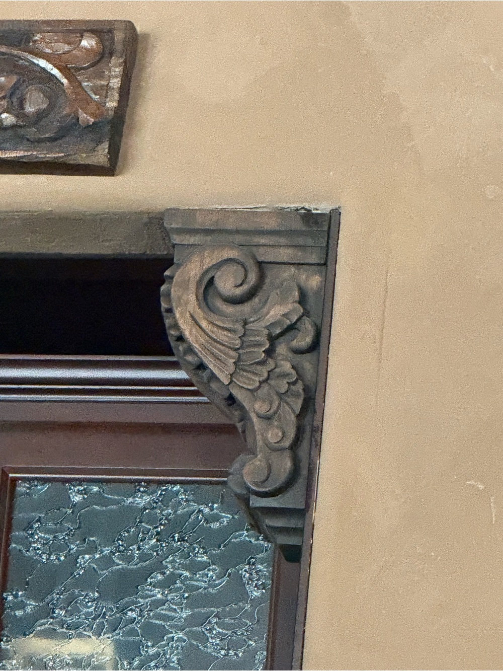 Ornate Pair of stained Wood Carved  Acanthus Leaf Corbels i - Picture 4 of 6